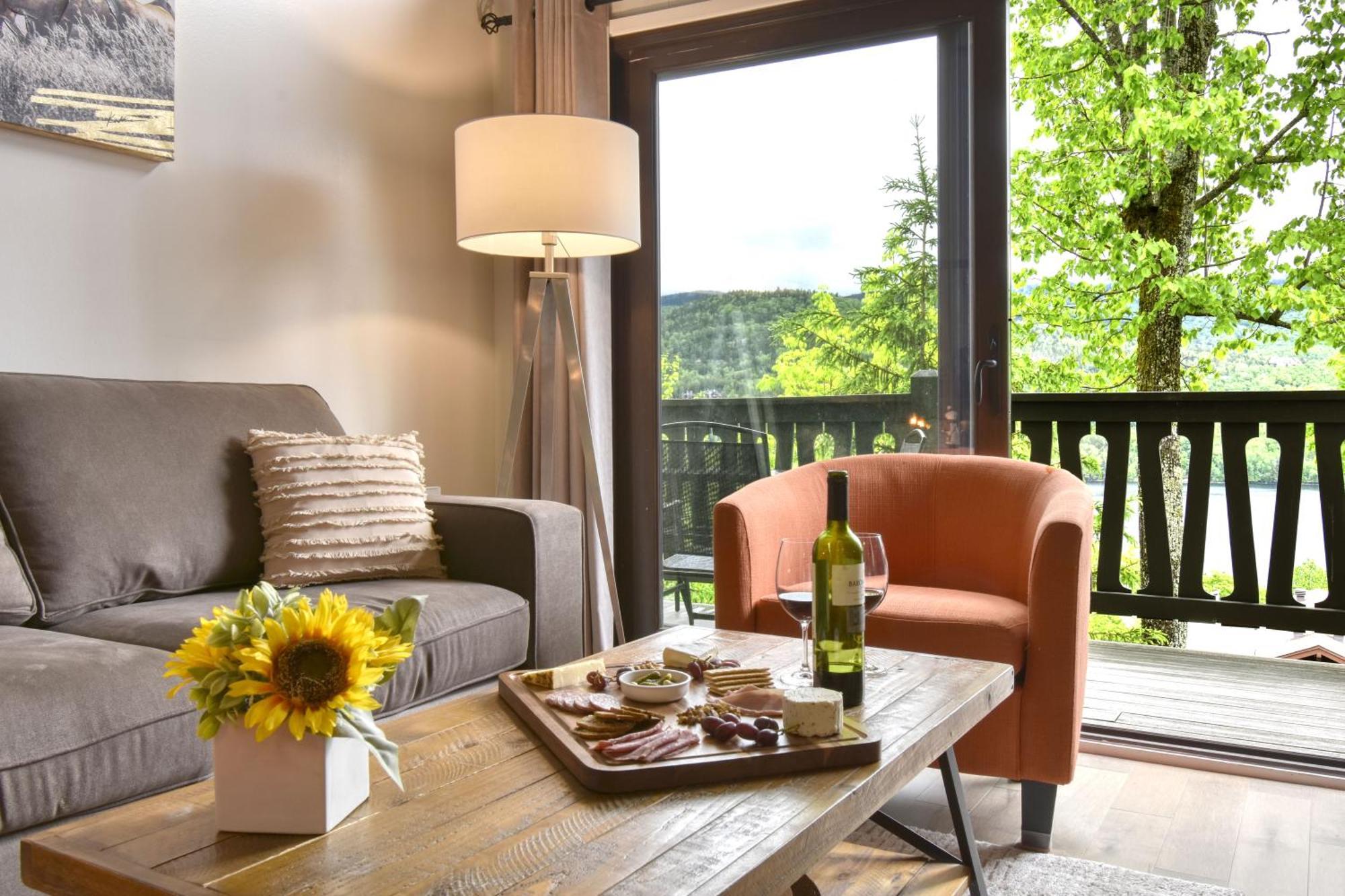 Stunning Condo - View On Lake Tremblant & Mountain Mont-Tremblant Zewnętrze zdjęcie